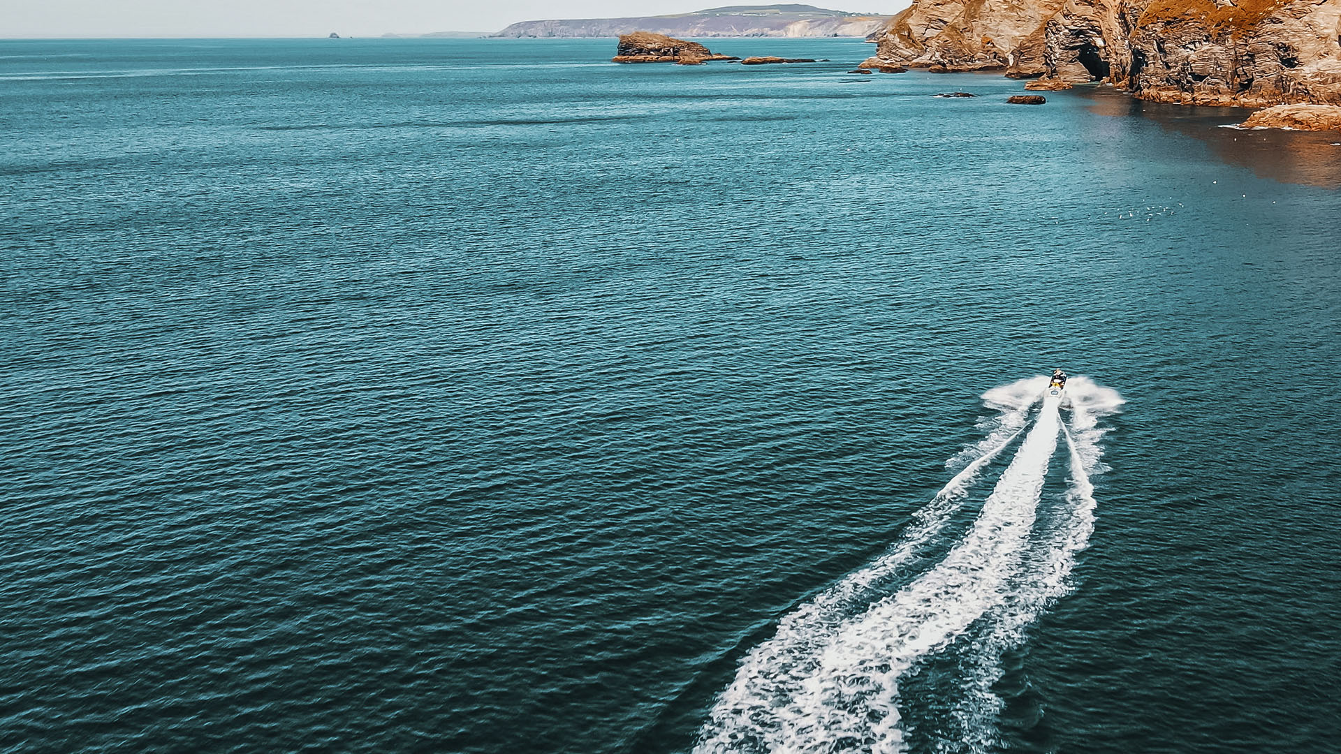 galeria_0000s_0003_the-jet-ski-runs-in-the-direction-of-the-rock-on-t-2022-08-29-19-04-44-utc