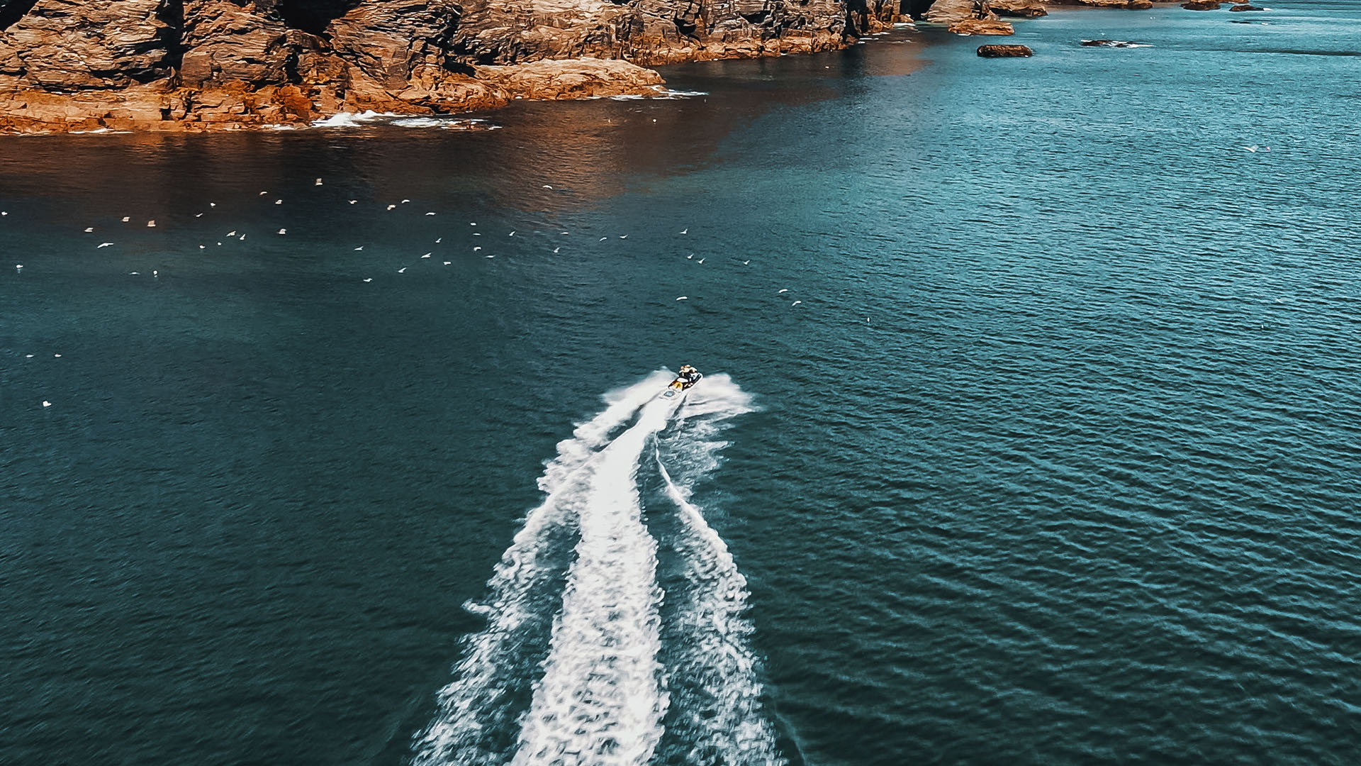 galeria_0000s_0004_the-jet-ski-runs-in-the-direction-of-the-rock-on-t-2022-08-29-19-04-42-utc