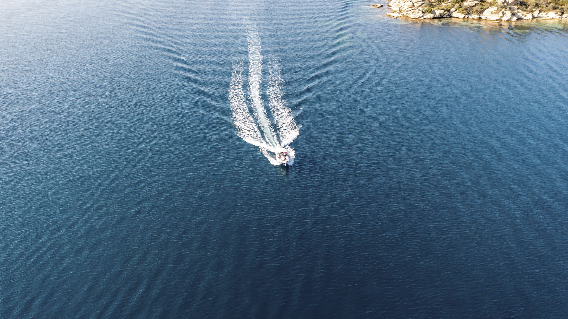 galeria_0000s_0005_motorboat-speed-boat-navigate-on-ocean-white-wak-2022-12-16-12-24-52-utc