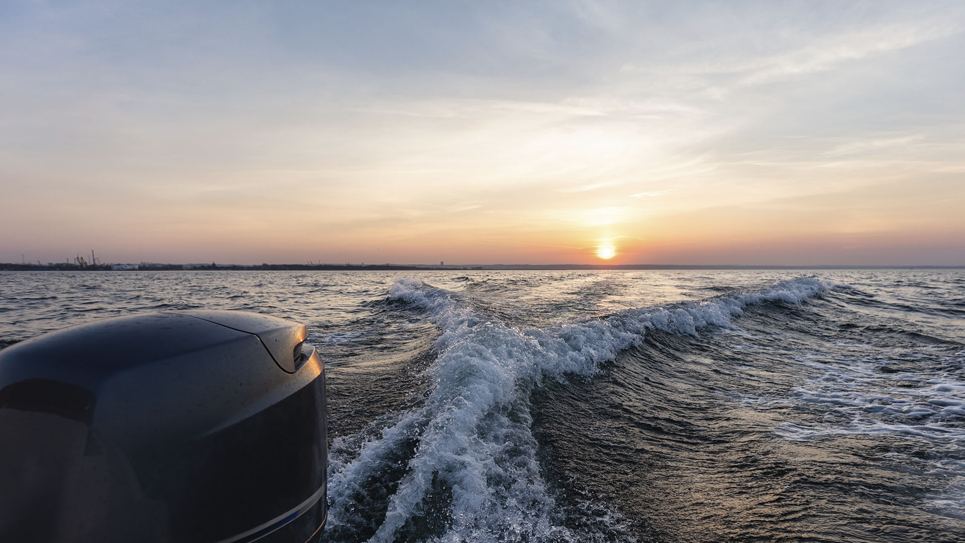 galeria_0000s_0006_fast-motorboat-ride-on-sea-at-sunset-2022-12-16-11-06-35-utc