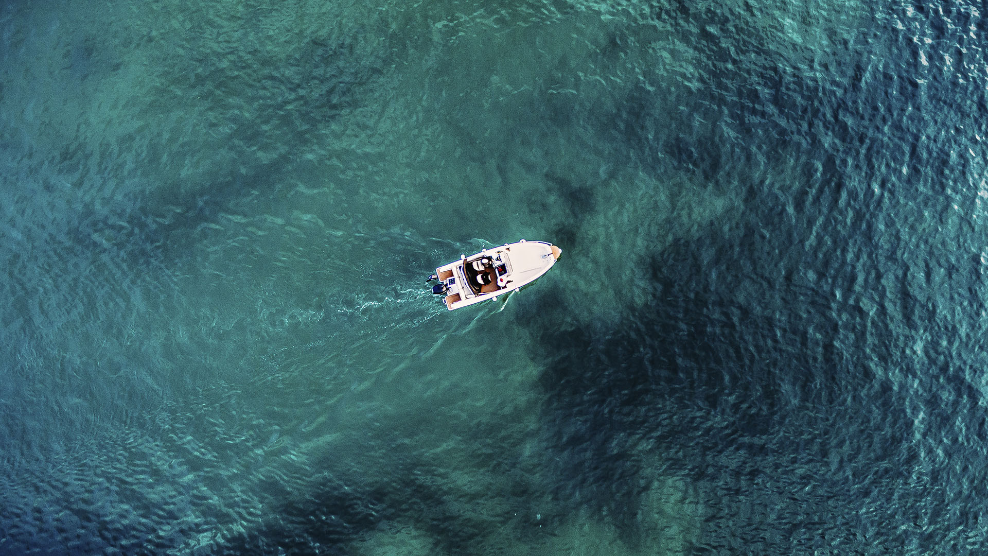 galeria_0000s_0008_aerial-view-of-speed-boat-and-blue-sea-in-croatia-2021-08-27-08-23-54-utc