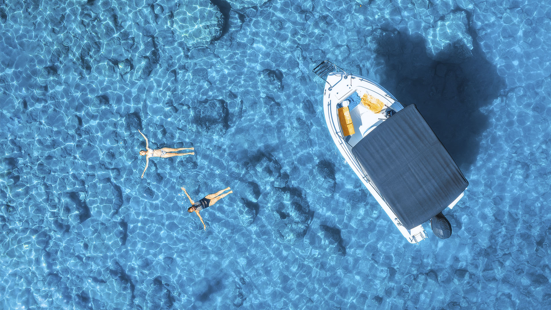 galeria_0000s_0009_aerial-view-of-small-motorboat-and-swimming-people-2023-08-02-21-01-51-utc