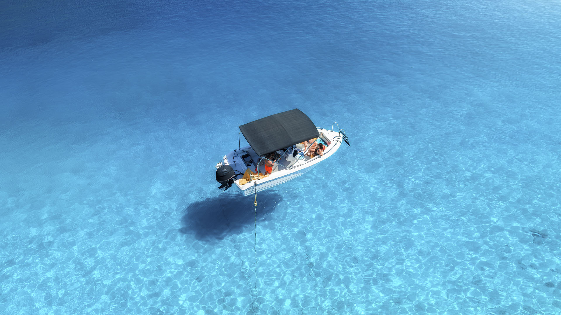 galeria_0000s_0012_aerial-view-of-alone-small-motorboat-on-the-sea-in-2023-08-01-21-16-36-utc